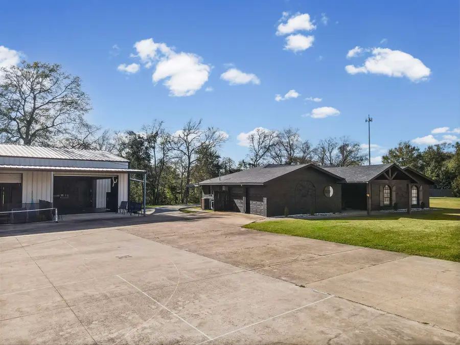 620 S 11th St, Nederland, TX 77627 - Image #2