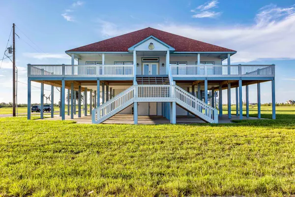 808 Camino Dr, Crystal Beach, TX 77650