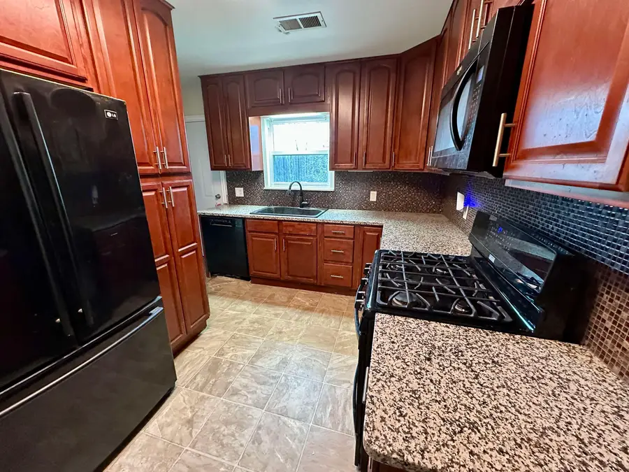 204 Dogwood St, Silsbee, TX 77656 - Image #2