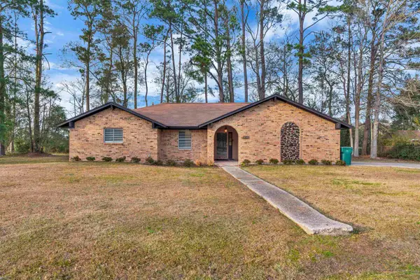 1902 W Luther Dr, Orange, TX 77632