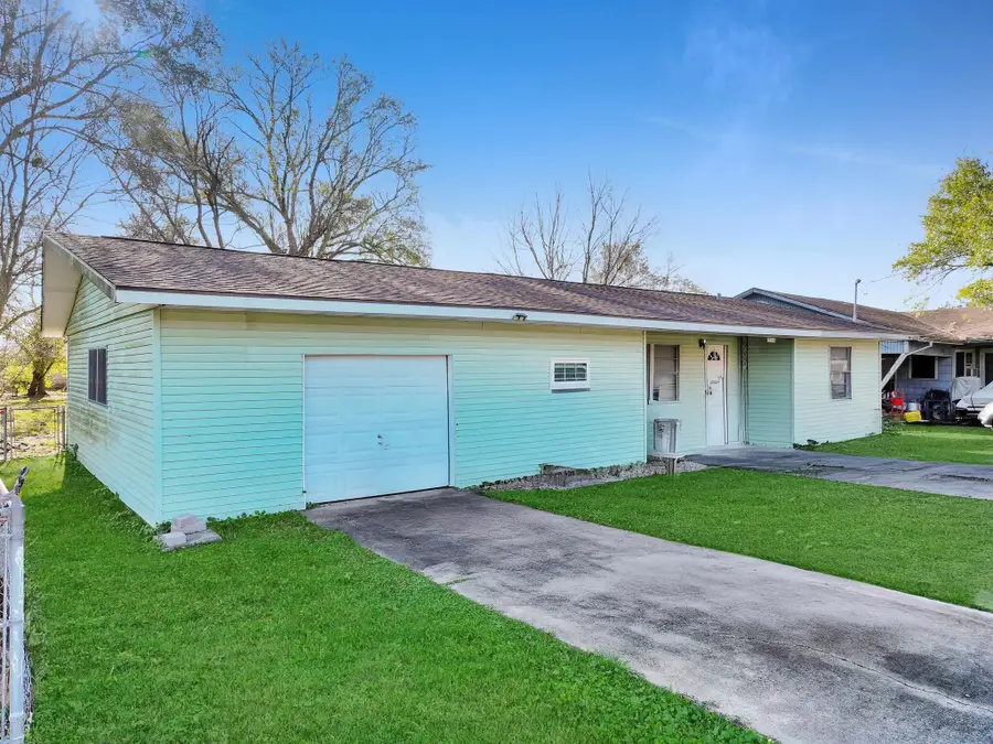 711 Chicago Ave, Nederland, TX 77627 - #2