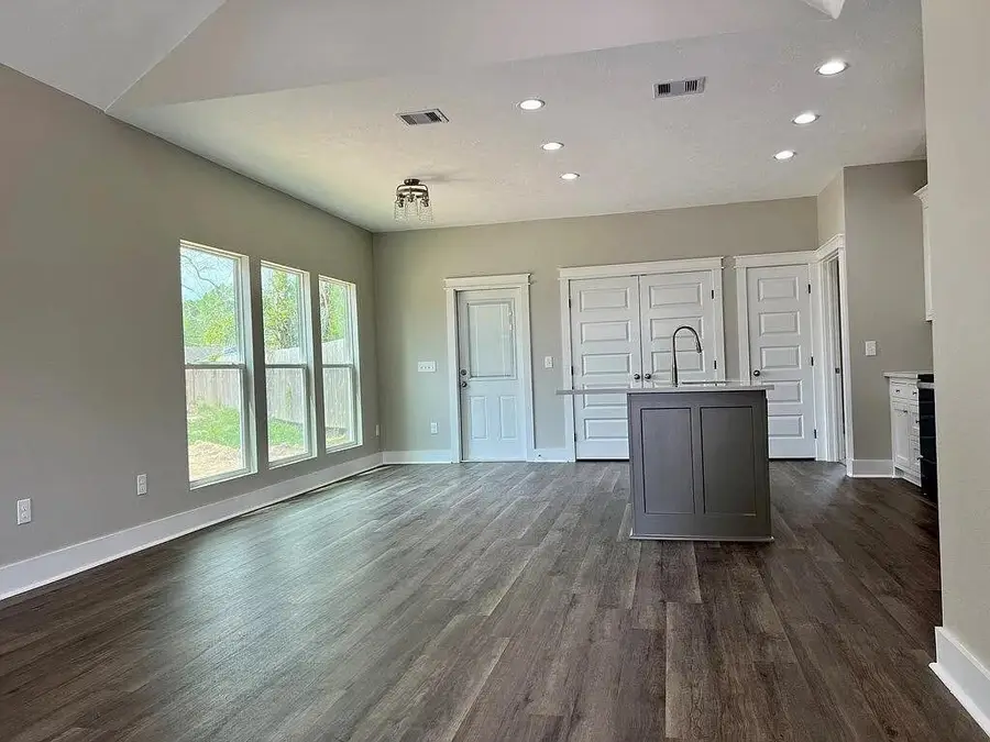 715 S 12th, Silsbee, TX 77656 - #2