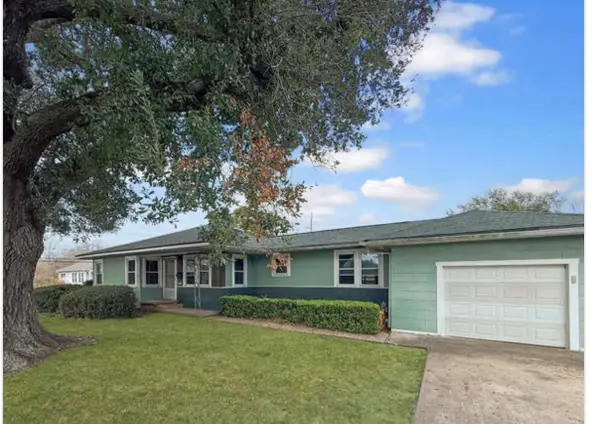 3258 Oak Ave, Groves, TX 77619