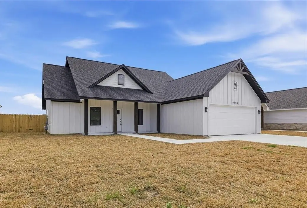 6750 Willow St, Groves, TX 77619 - #1