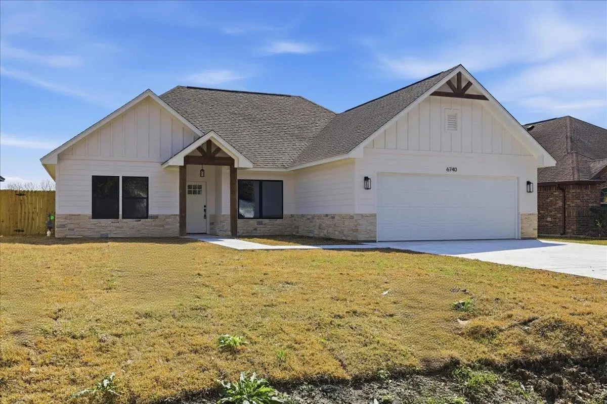 6740 Willow St, Groves, TX 77619 - #1