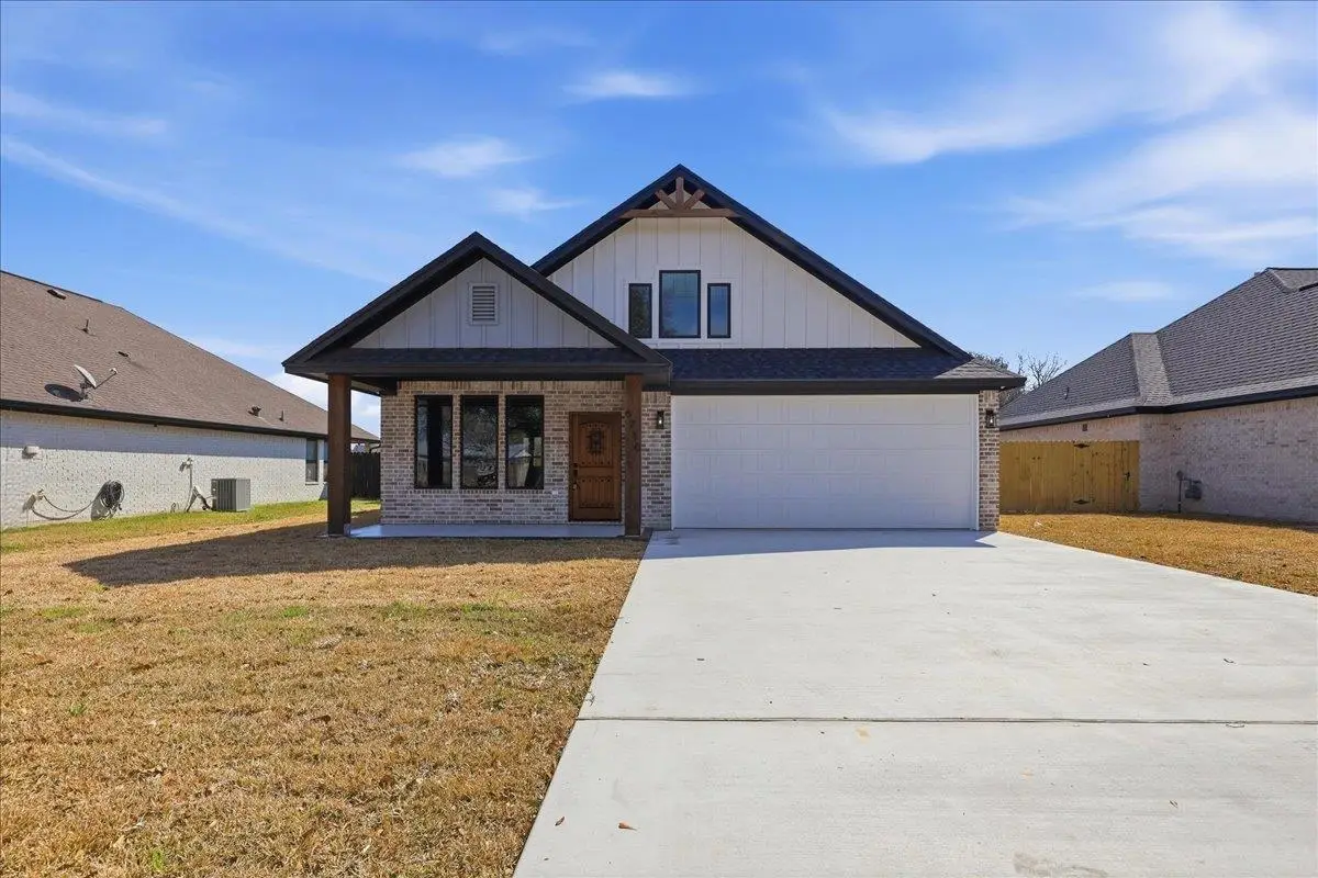 6710 Willow St, Groves, TX 77619 - #1