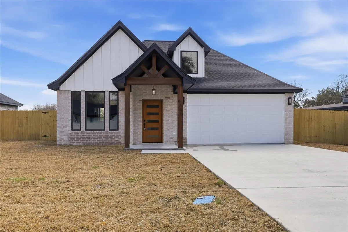 6700 Willow St, Groves, TX 77619 - #1