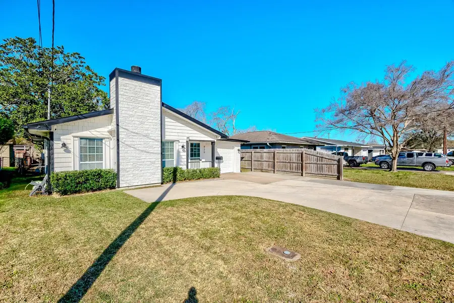 826 Wagner St, Port Neches, TX 77651 - #2