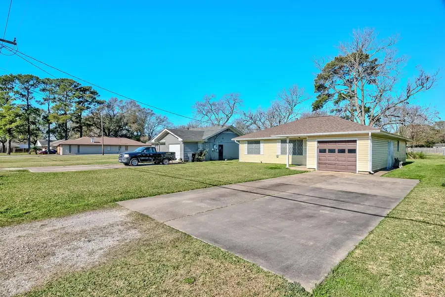 6351 Verde St, Groves, TX 77619 - #2