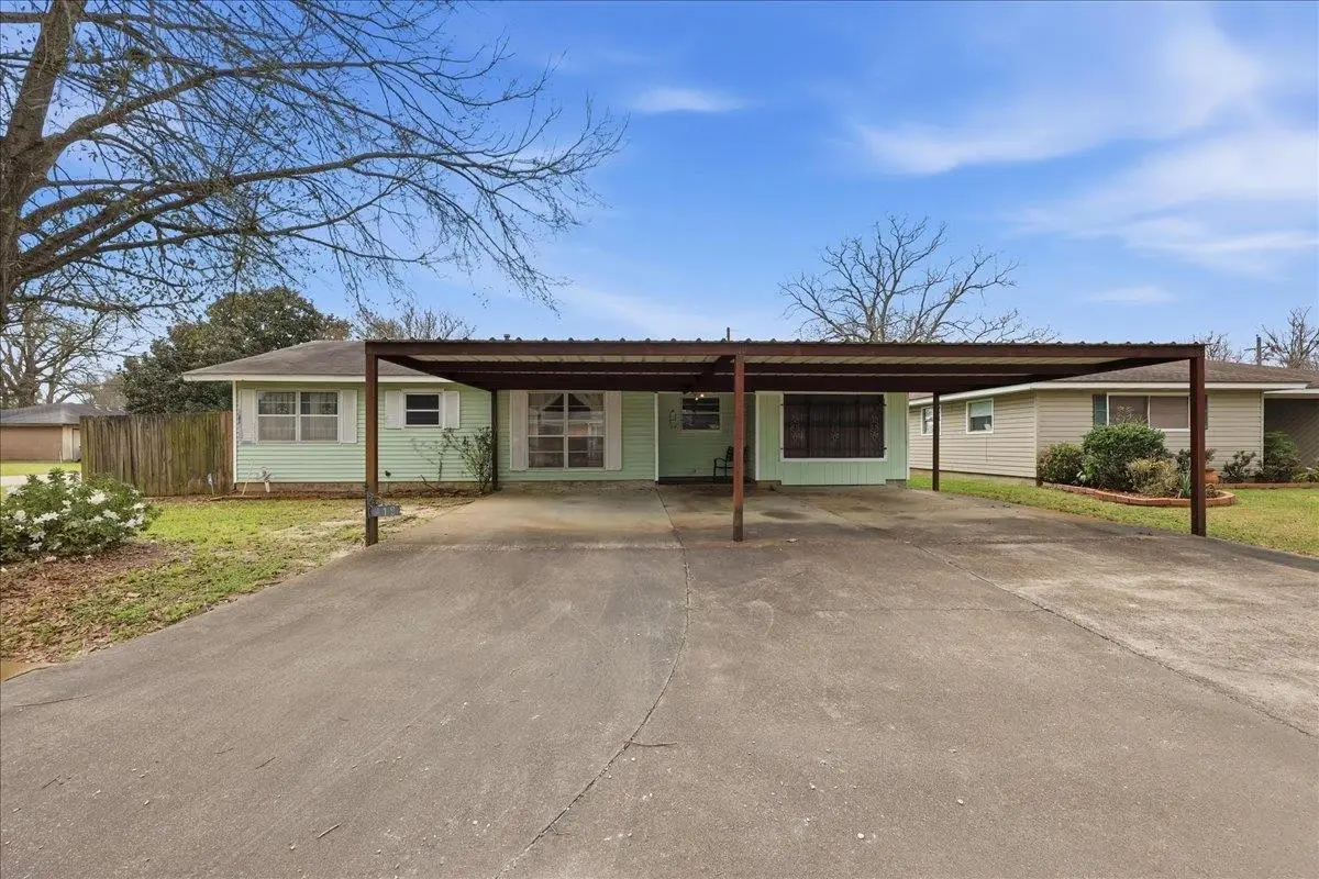 412 S 4 1/2 St, Nederland, TX 77651 - #1
