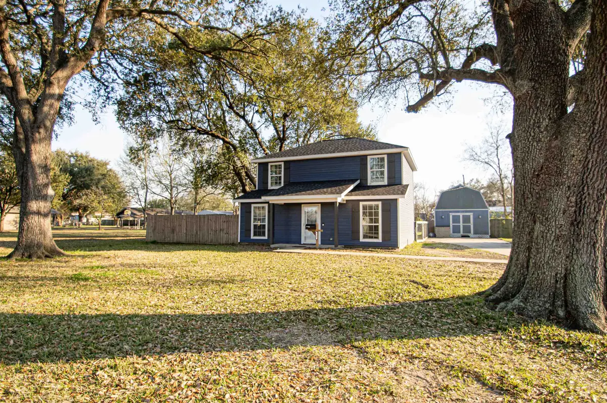 729 Avenue D, Port Neches, TX 77651 - #1