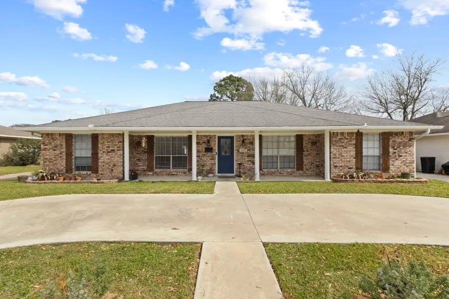 650 Meadowgreen Dr, Port Neches, TX 77651 - #2