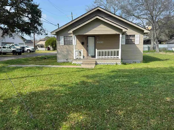 2230 Armstrong Ave, Port Neches, TX 77651