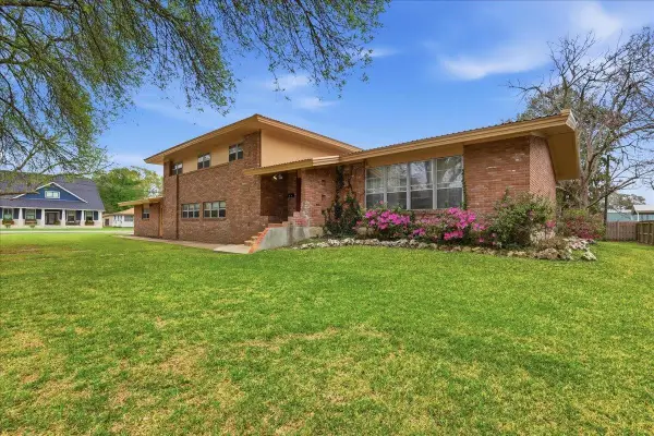 2701 McBride Dr, Port Neches, TX 77651