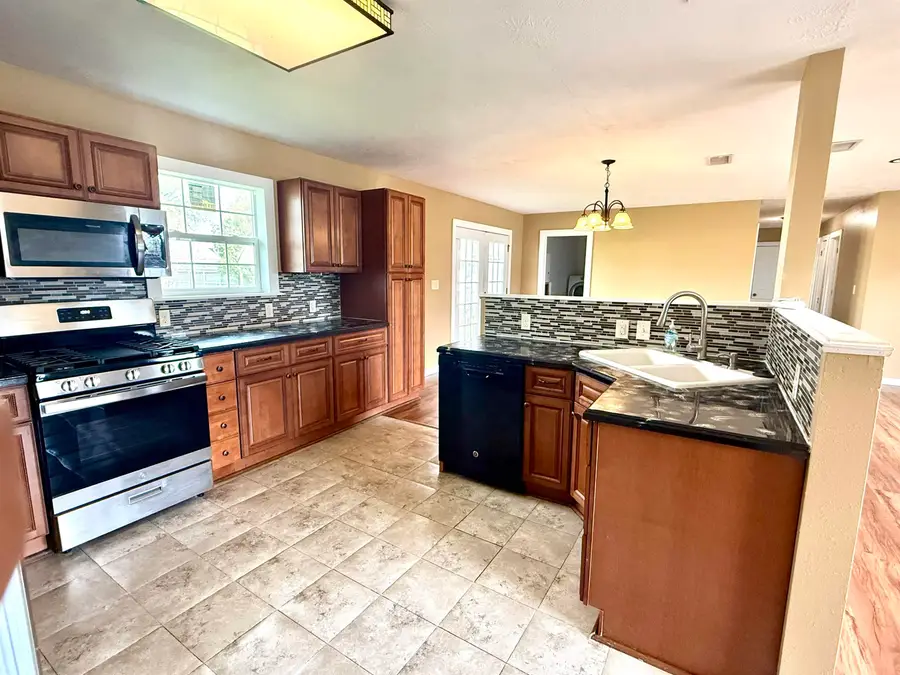 5520 Lincoln Ave, Groves, TX 77619 - #2