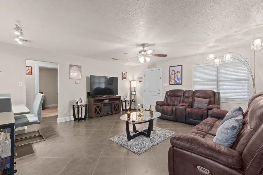 417 Nancy Dr, Bridge City, TX 77611 - #2