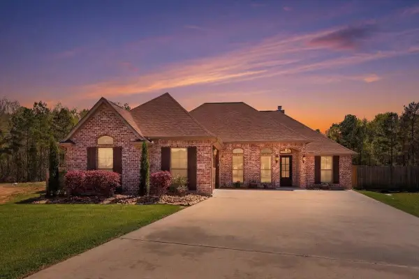 445 Lakewood Dr, Vidor, TX 77662