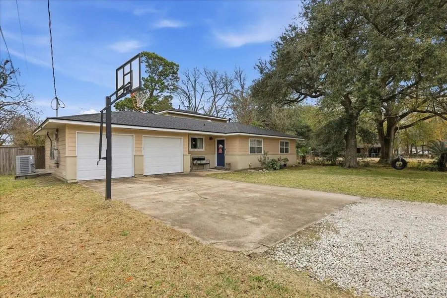 915 S 13th, Nederland, TX 77627 - #2