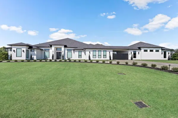 7720 N Lakeside Dr, Beaumont, TX 77707