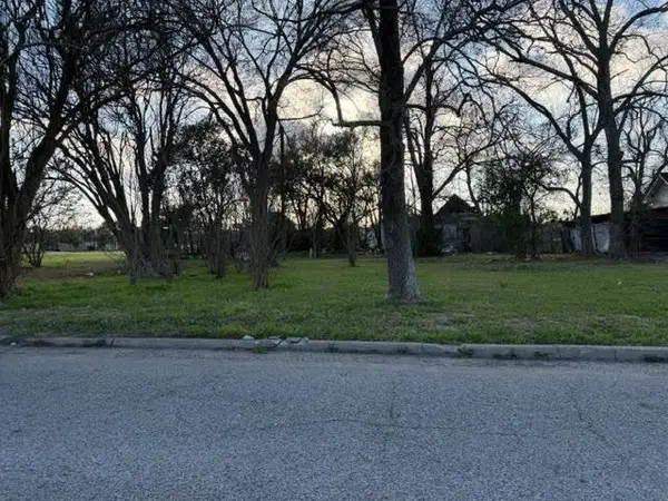 563 N 1st St, Beaumont, TX 77701