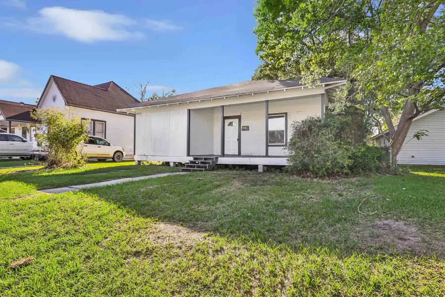 555 N 6th St, Silsbee, TX 77656 - #3