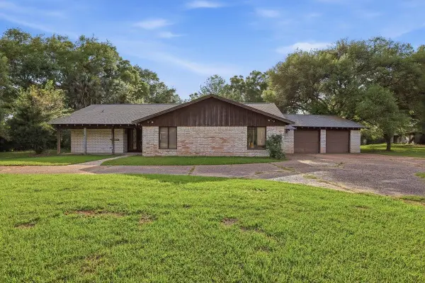 1223 N Broadway, China, TX 77613