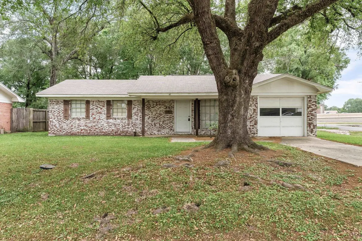 300 Slagle Dr., Vidor, TX 77662 - #1