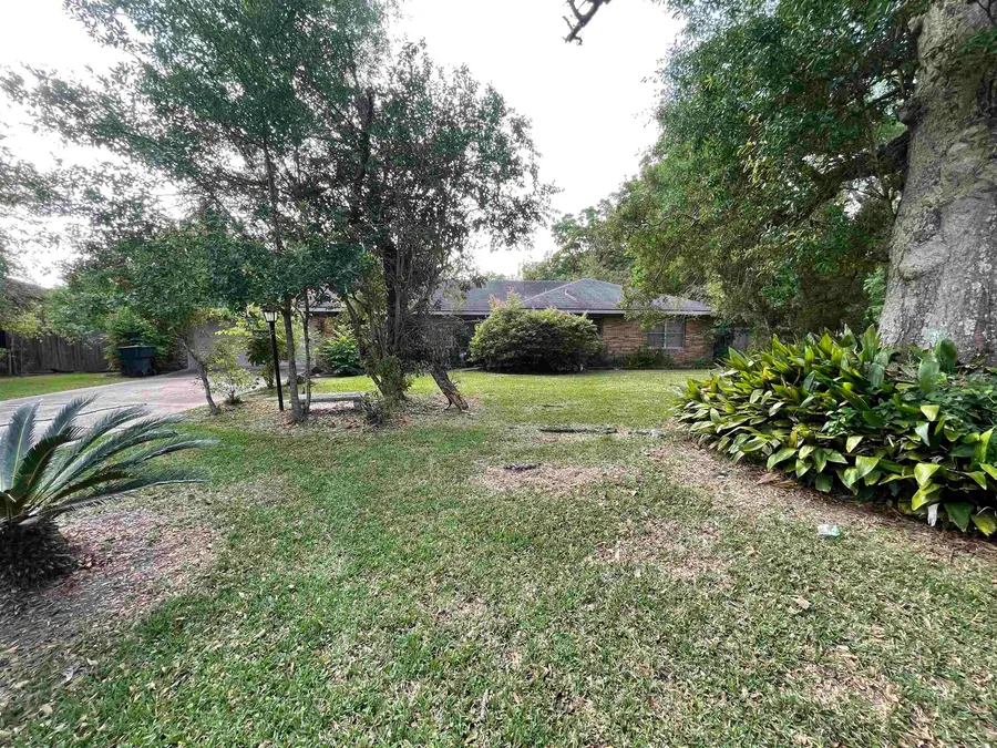 6700 Howe St., Groves, TX 77619 - #3