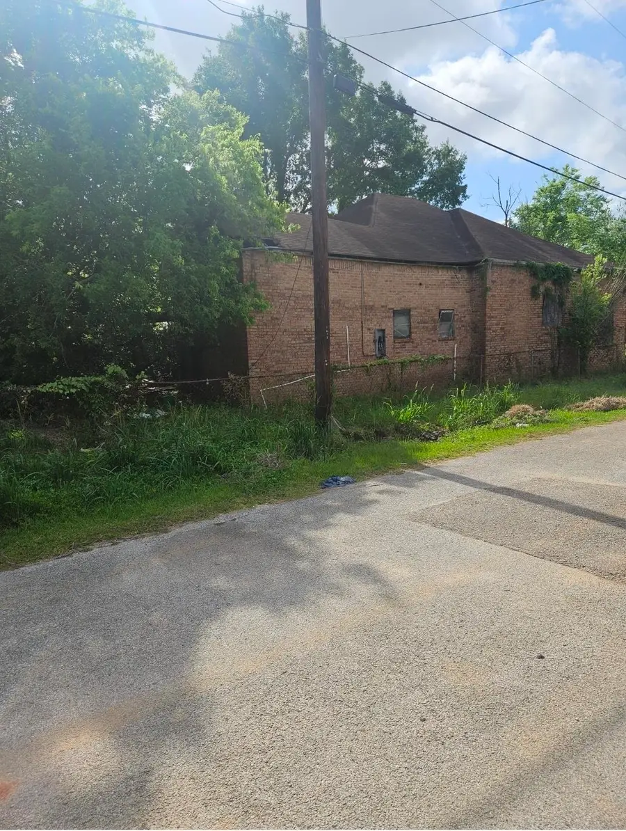 605 Shamrock St, Beaumont, TX 77705 - #3