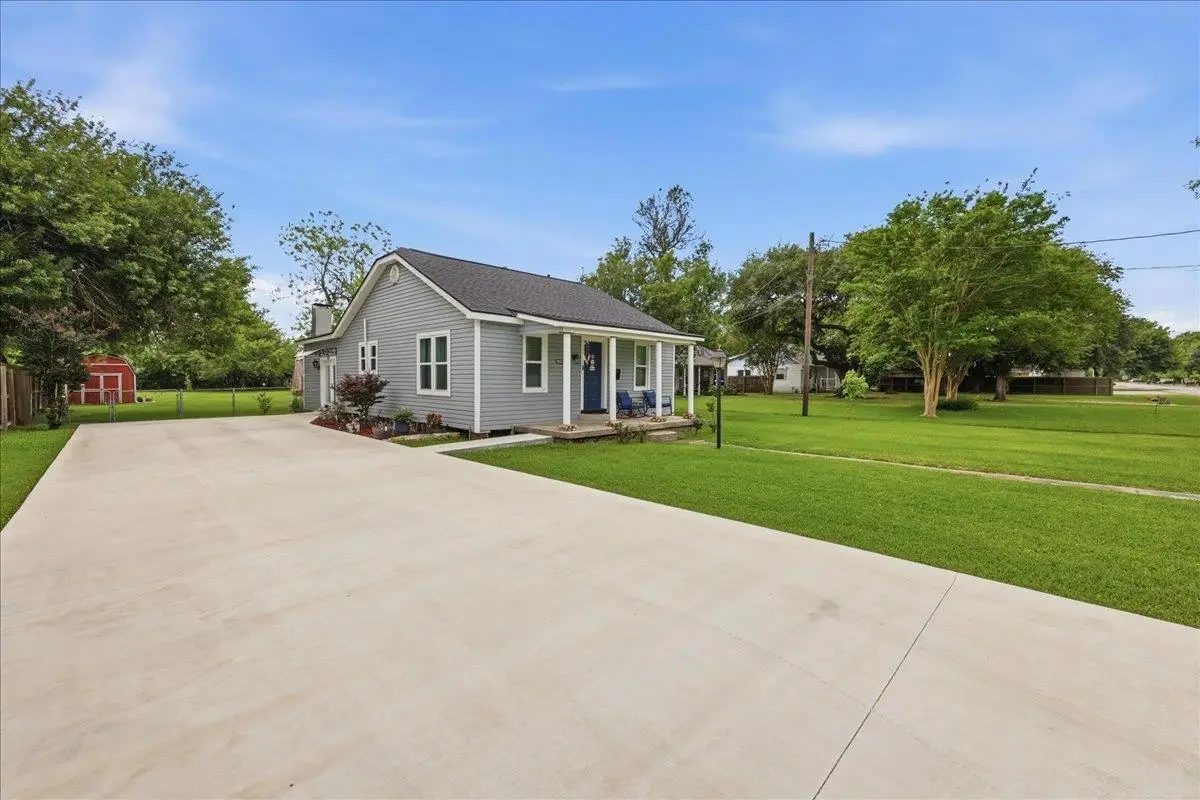 6940 Howe St, Groves, TX 77619 - #1