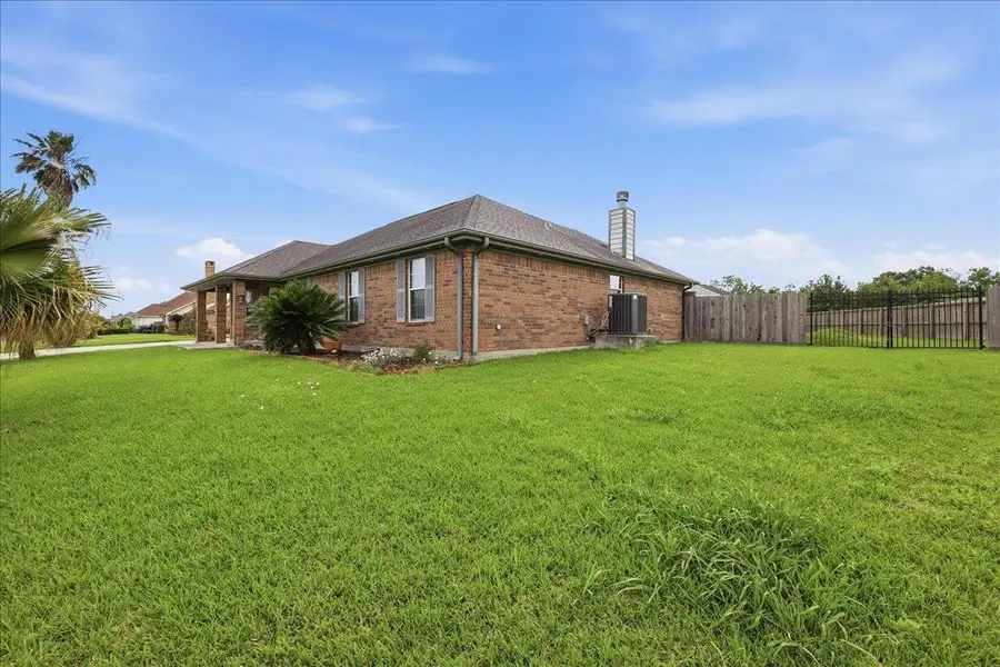 2294 Bayou Dr., Port Arthur, TX 77640 - #2