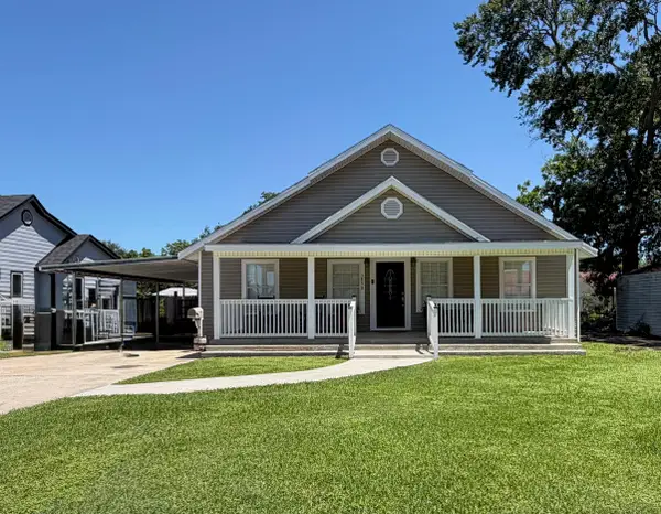 3850 Hays Ave, Groves, TX 77619