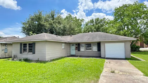 3559 Charles Avenue, Groves, TX 77619