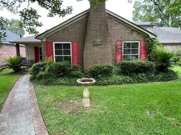26 Sandelwood Trl, Beaumont, TX 77706
