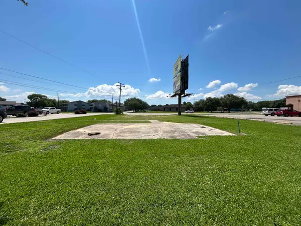 2402 Nall, Port Neches, TX 77651