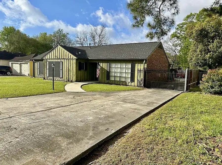 2801 Berry Avenue, Groves, TX 77619 - #2
