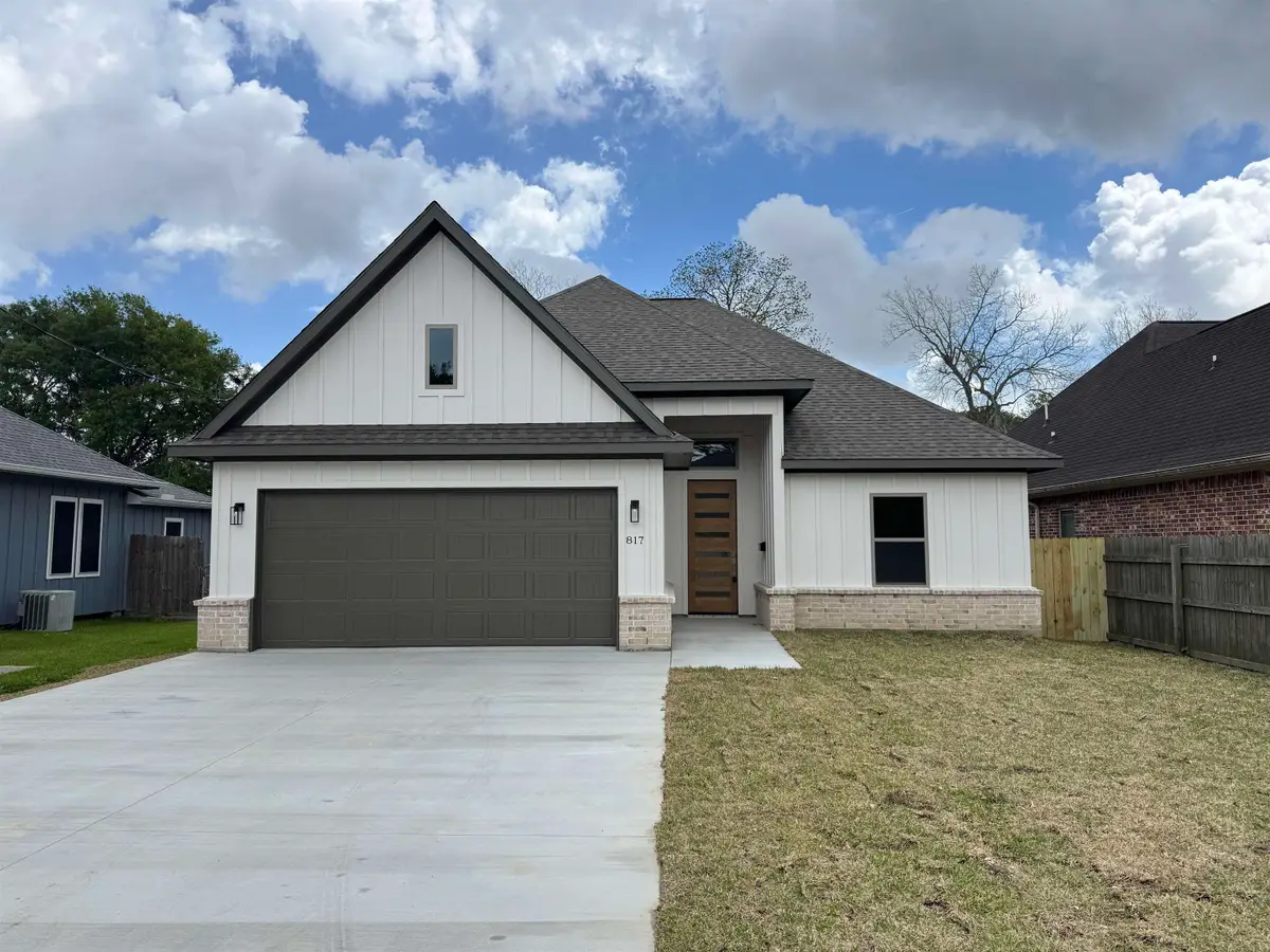 817 Dallas St, Port Neches, TX 77651 - #1