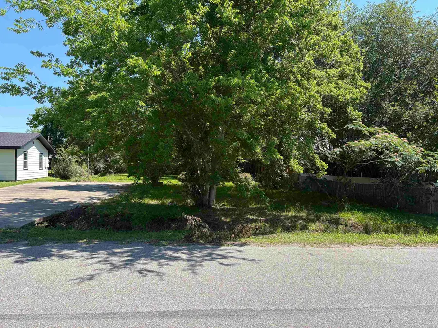 5225 Parkview Dr., Beaumont, TX 77705 - #3