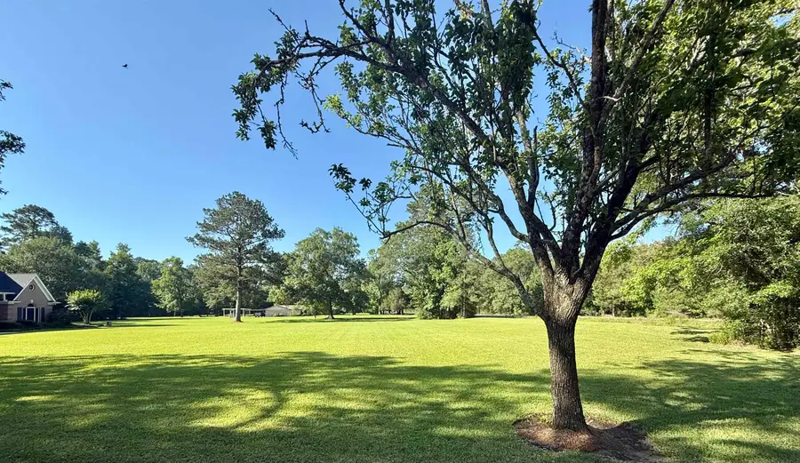 945 S Main St, Vidor, TX 77662 - #3
