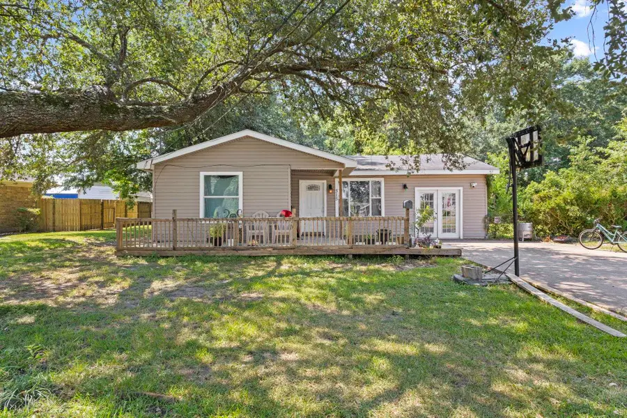 315 N 3rd St, Nederland, TX 77627 - #2