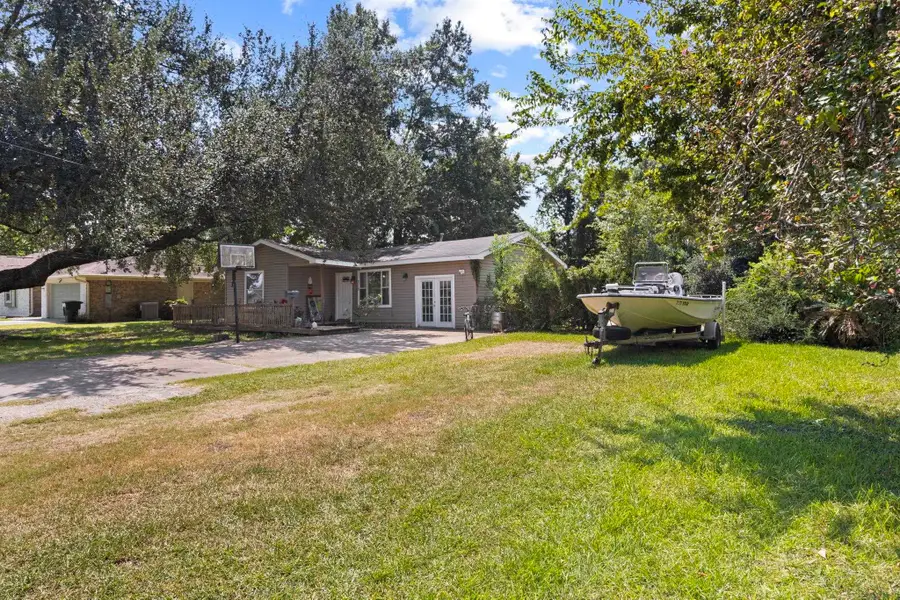 315 N 3rd St, Nederland, TX 77627 - #3