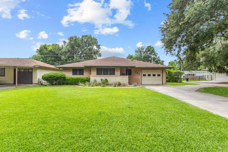 704 S 18th St, Nederland, TX 77627 - #2