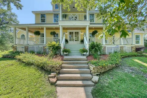 1266 E Pineshadows, Sour Lake, TX 77659