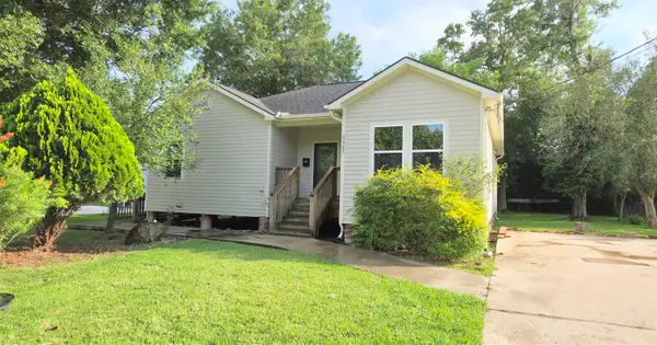 3327 Bryan Ave, Groves, TX 77619