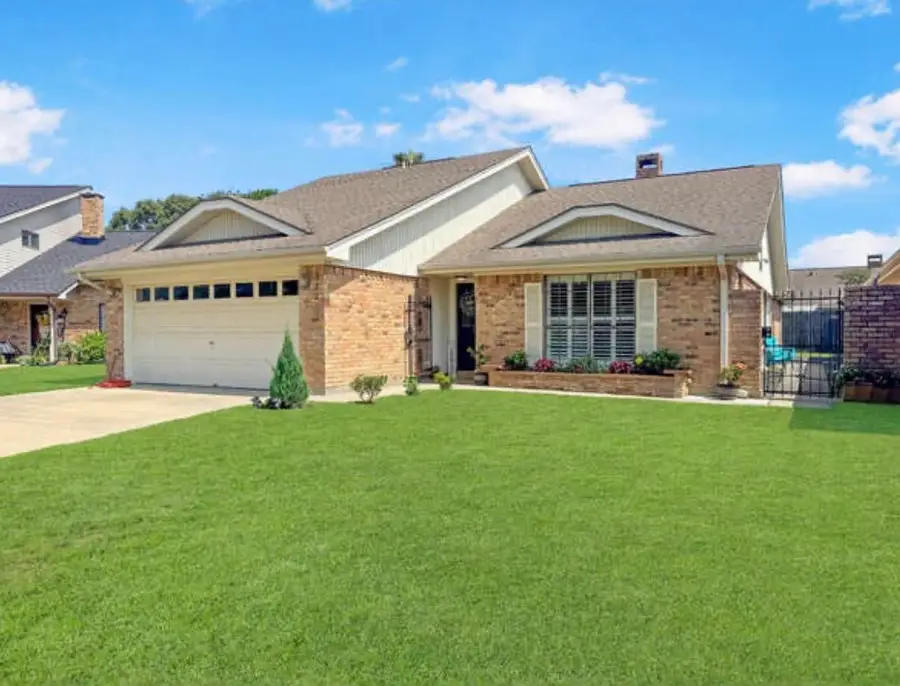 332 Castle Dr, Port Neches, TX 77651 - #2