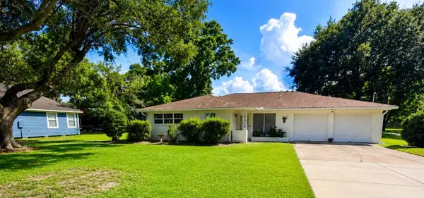 4899 Gulf Ave, Groves, TX 77619