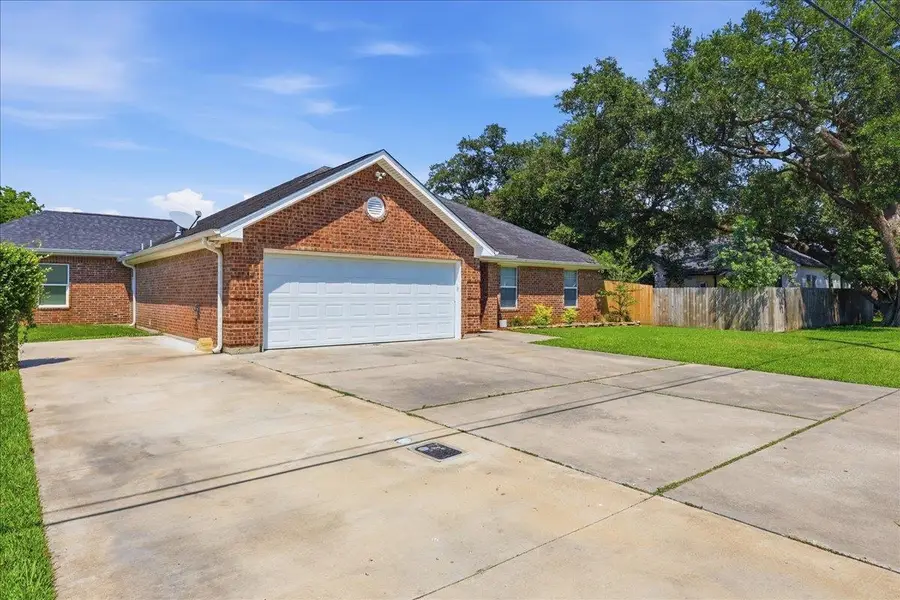 1010 14th St, Nederland, TX 77627 - #3
