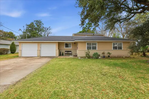 915 S 13th, Nederland, TX 77627