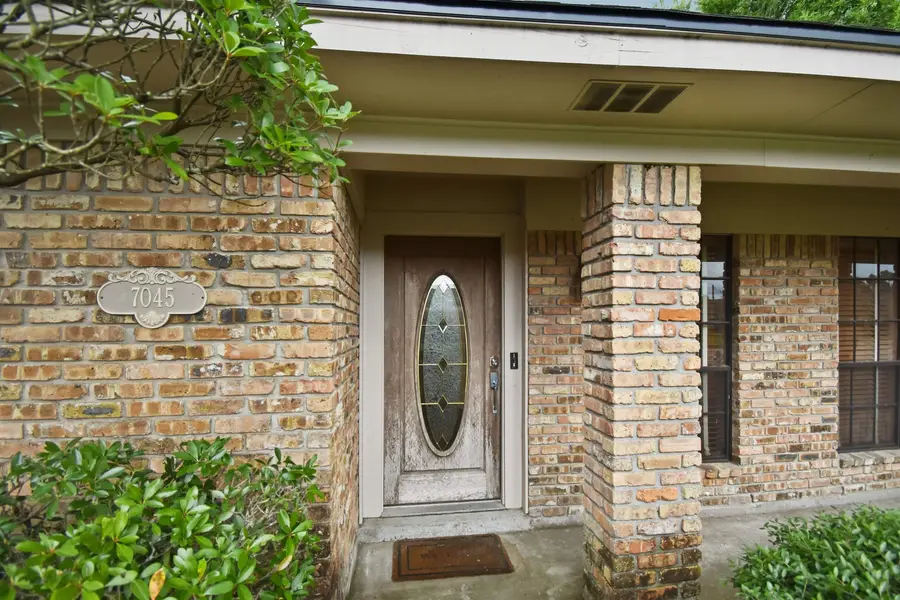 7045 Westgate Dr, Beaumont, TX 77706 - #2