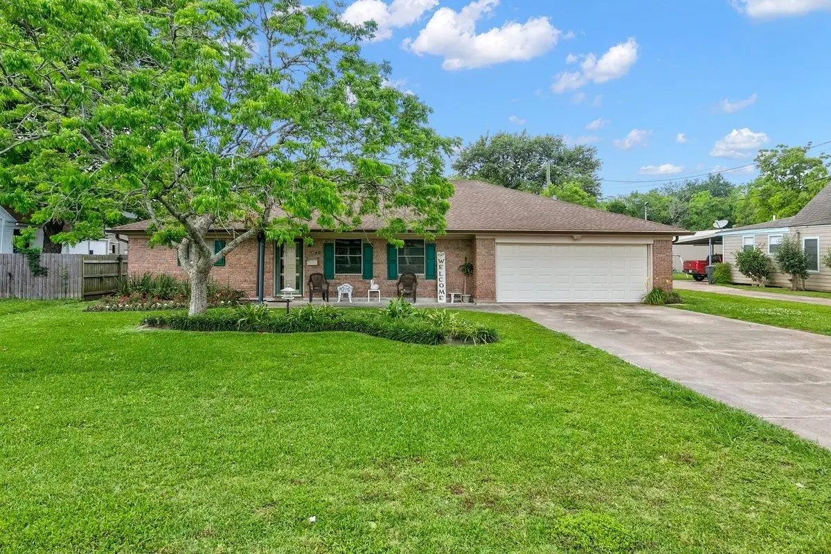 6831 Howe St, Groves, TX 77619 - #1